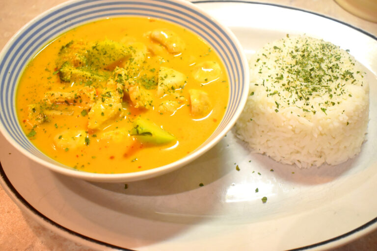 POLLO AL CURRY CON ARROZ BLANCO POR LA LEY GASTRONOMICA